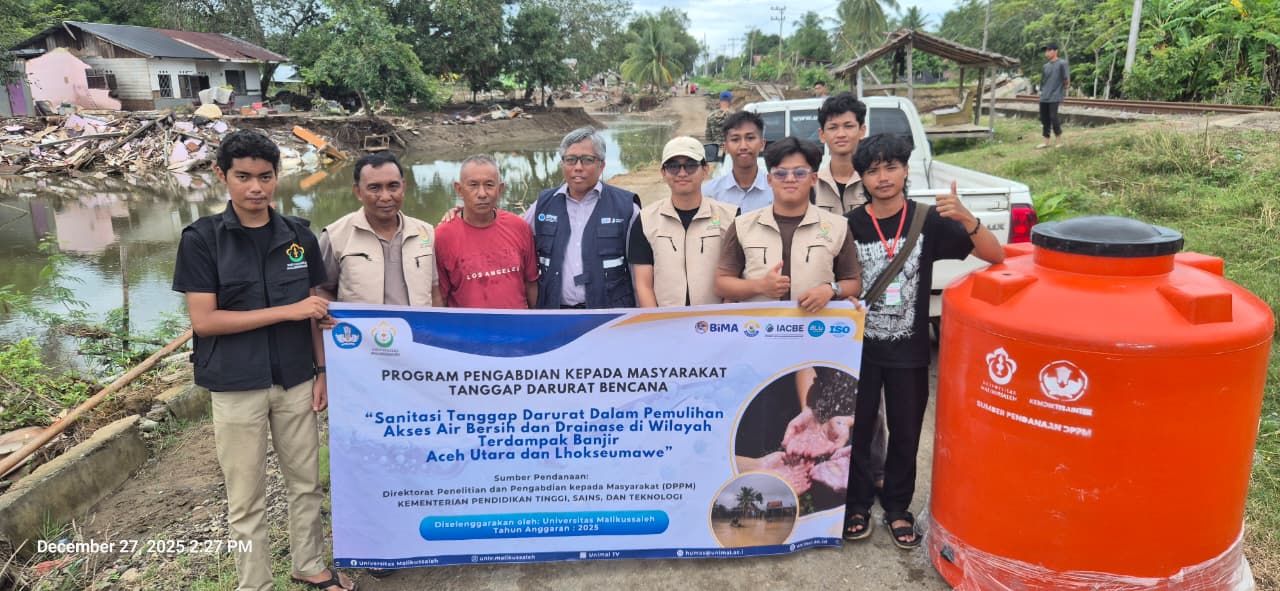 Penyerahan bantuan bersama Rektor ITB dalam kegiatan Relawan Tanggap Darurat Bencana di Desa Bungkah
