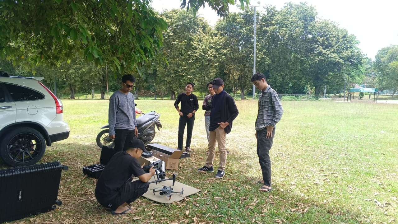 Pengambilan foto udara Kampus BI Unimal oleh Tim Drone Teknik Informatika